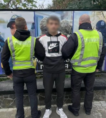 Мукачівські поліцейські розшукали раніше судимого зловмисника, який пограбував місцеву жительку