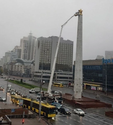 У Києві почали демонтаж триметрової радянської зірки на Галицькій площі