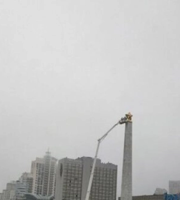 В Киеве начали демонтаж советской звезды с обелиска на Галицкой площади. ФОТО