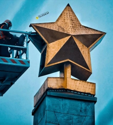 Київ позбувається радянських символів: на Галицькій площі великий демонтаж 