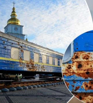 До дня залізничника: у центрі Києва експонують обстріляний вагон евакуаційного потяга з Ірпеня