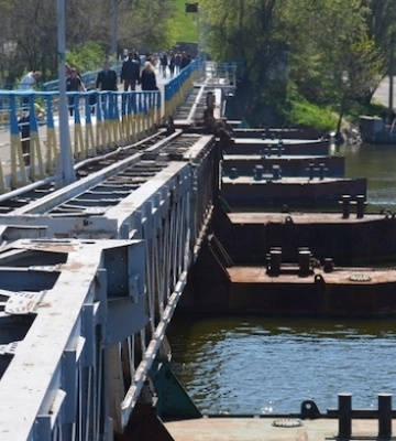 У Миколаєві аварійний понтонний пішохідний міст але відремонтують лише після війни