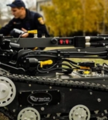 В Миколаївській області Канада передала піротехнікам обладнання для розмінування