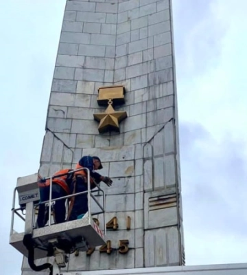 В Киеве на площади Победы снимают &quot;главную&quot; звезду СССР с обелиска