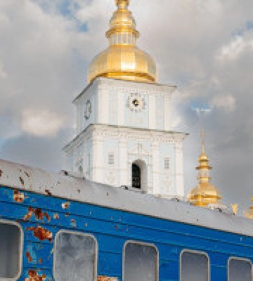 На столичній Михайлівській площі встановили розстріляний вагон евакуаційного поїзда з Ірпеня