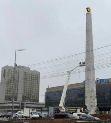 У Києві демонтують радянську зірку з обеліска на Галицькій площі, фото та відео