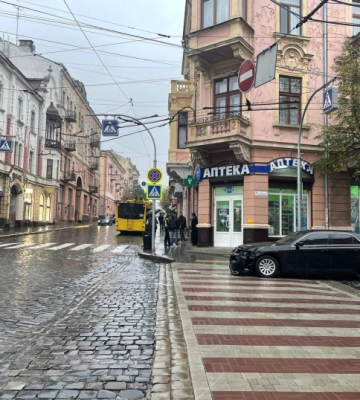 Розтрощений елітний крайслер: на розі Міцкевича-Франка у Чернівцях трапилася ДТП