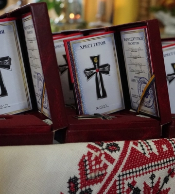 На Закарпатті сім'ям полеглих захисників вручили 50 орденів "Хрест Героя"