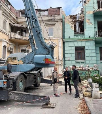 В Одесі почали відновлювати зруйнований російською ракетою будинок на Преображенській