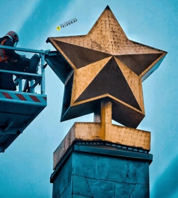 У Києві демонтують радянську зірку з обеліска на Галицькій площі, фото та відео