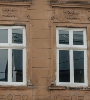 У Львові в історичному будинку два пластикові вікна замінили на дерев’яні