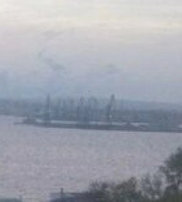 Керчь атаковали ракетами: Крымский мост в дыму, пуски ПВО, взрывы над городом – видео