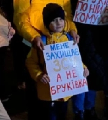 Дрони замість бруківки: у Луцьку люди знову вийшли на акцію, щоб домогтися збільшення фінансової підтримки для ЗСУ з бюджету