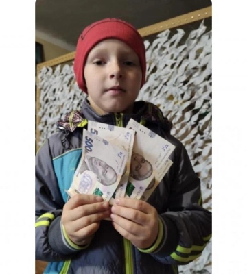 Хлопчик з Рівненщини передав на ЗСУ гроші, які йому подарували на день народження