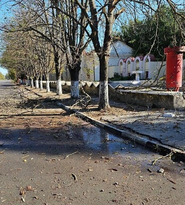 РФ снова ударила по центру Херсона и попала возле магазина