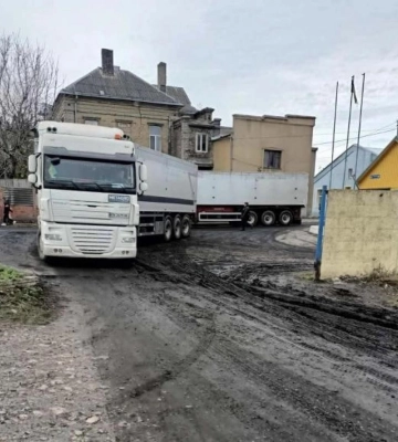 У Здолбунові викликали поліцію через знищену фурами дорогу (ФОТО)