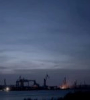 ЗСУ могли поцілити в російський носій крилатих ракет “Калибр”: відео влучання в Керчі