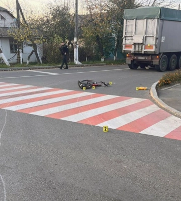 На Хмельниччині багатотонна фура на смерть збила маленького хлопчика на велосипеді