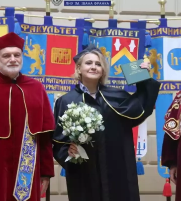 Оксана Забужко отримала диплом почесної докторки Львівського університету
