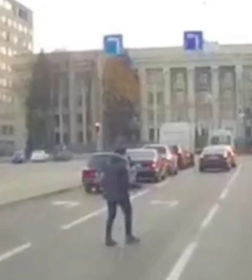 У Дніпрі жінка ледь не потрапила під колеса легковика