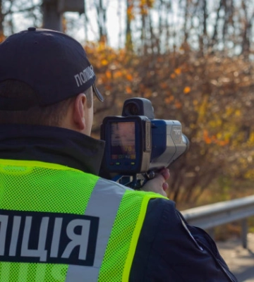 У Києві патрульні вимірюють швидкість за допомогою лазерного приладу TruCam