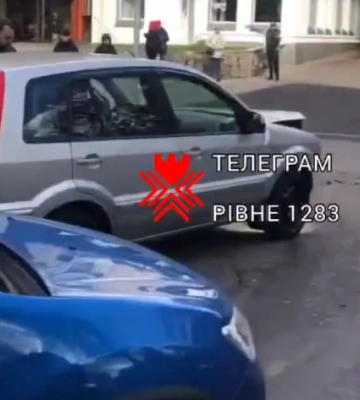 У центрі Рівного зіткнулися два легковики (ВІДЕО)