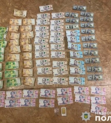 Викрав гроші та ювелірні вироби з рюкзаку – у Миколаєві поліцейські затримали водія таксі за підозрою у скоєнні крадіжки