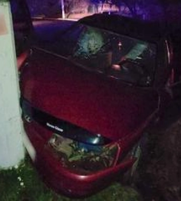 На Полтавщині чоловік в'їхав у стовп: двоє пасажирів потрапили до лікарні