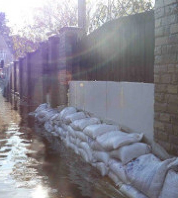У Софіївській Борщагівці рятувальники відкачали воду з підтоплених зливою домоволодінь (фото, відео)