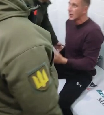Мобилизация из больницы: в Хмельницкой области военкомы силой забирали мужчину от медиков. Видео
