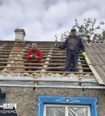 Добровольці з Рівненщини відновлюють пошкоджені будинки на Херсонщині