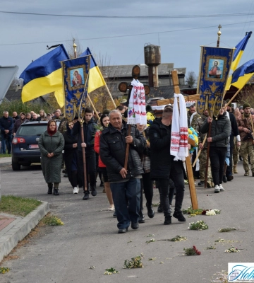 І небо плакало за ним: в останню дорогу провели 32-річного Героя з Волині Андрія Бондаря