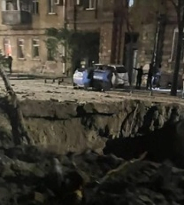Россияне снова обстреляли Одессу: появились кадры огромной воронки в центре
