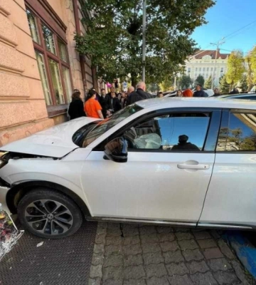 У Чернівцях водій переплутав педалі і протаранив будинок: є постраждалі