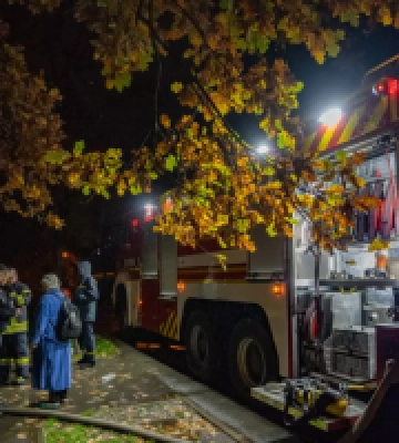 Під час гасіння пожежі в багатоповерхівці на Мінському масиві рятувальники виявили тіло чоловіка (фото, відео)