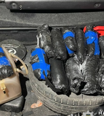 У Києві затримали рецидивістку, яка ховала 12 кг наркотиків у автомобільній шині. Фото