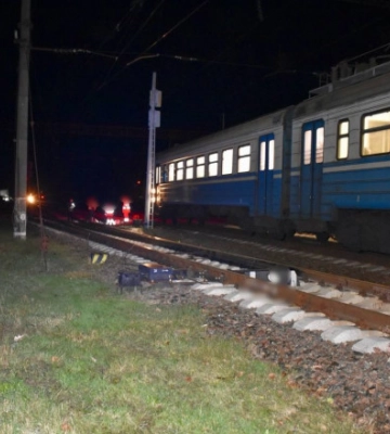 На Київщині під колеса електрички потрапив 19-річний хлопець: сидів на залізничних коліях