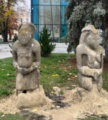 У центрі Харкові невідомі пошкодили фігури скіфських баб