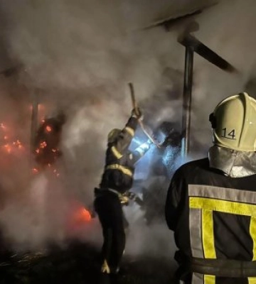 Мінус 8 тонн сіна та два навіси – такі наслідки вчорашньої пожежі в місті Хуст