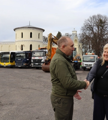12 одиниць транспорту та спецтехніки прийняла Тростянецька громада від міжнародних партнерів