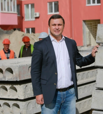 Суд отправил под домашний арест экс-нардепа Максима Микитася, которого подозревают в присвоении средств Минобороны