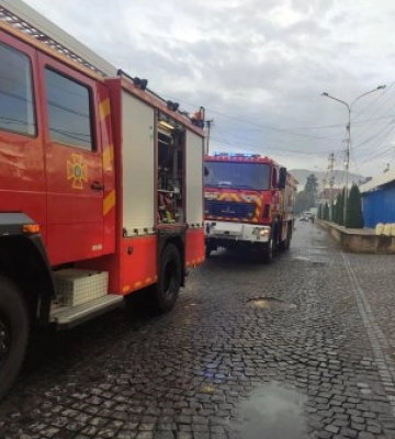 На Закарпатті рятувальники гасили автомобіль, який горів на узбіччі