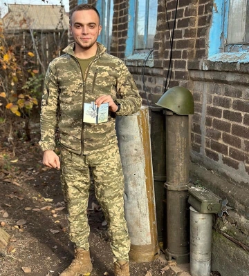 Два однокласники з Волині, які нині на війні, отримали нагрудні знаки за розбудову й розвиток ЗСУ