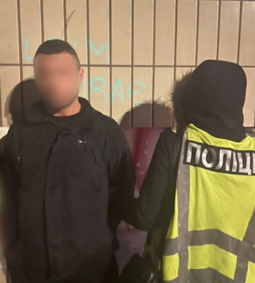 У Києві затримали водія маршрутки, який на зупинці продавав наркотики