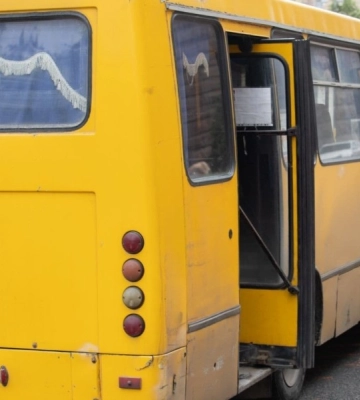 У Києві на гарячому затримали водія маршрутки, який на зупинці продавав наркотики. Фото