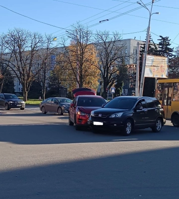 У центрі Полтави зіштовхнулися два позашляховики