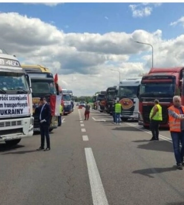 Прикордонники радить водіям вантажівок оминати три пункти пропуску через страйк польських перевізників