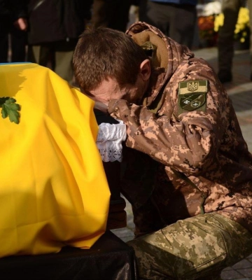 Пішли добровольцями на фронт: у Рівному попрощалися відразу з двома захисниками України (ВІДЕО)