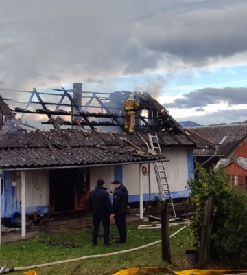 Вогнеборці знайшли тіло чоловіка, приборкуючи пожежу у Слободі (відео)