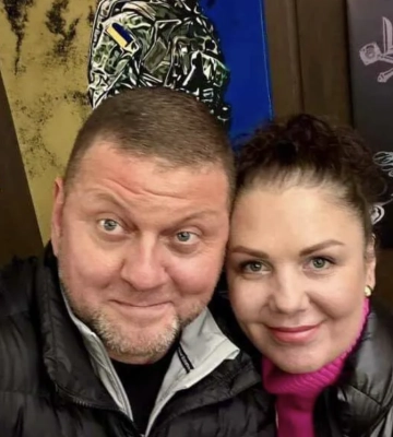 У мережі показали фото Головнокомандувача ЗСУ з дружиною на тлі прапору України
